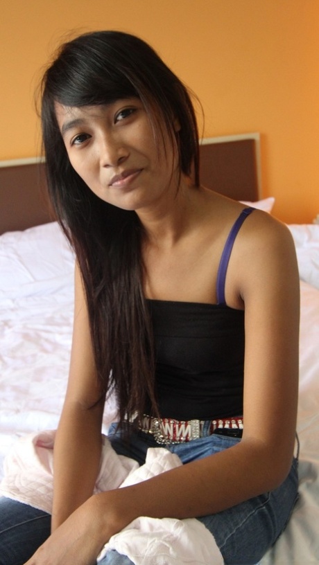 La jolie asiatique Lidia montre sa chatte poilue avant et après le sexe en POV