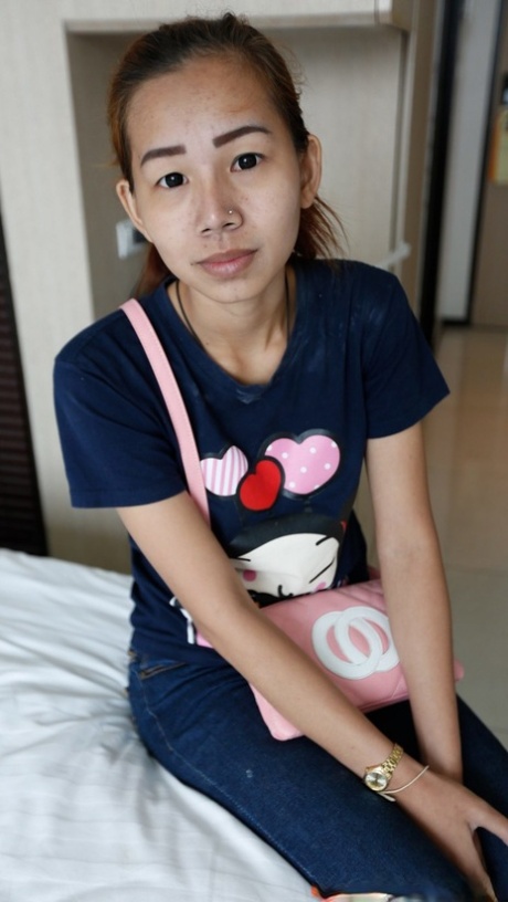 Zierliches asiatisches Mädchen May H zieht sich beim Casting aus und bekommt ihre haarige Fotze gewichst