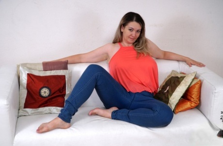 Sexy modne Anastasiya fondles hennes store bryster og gnir henne stuss