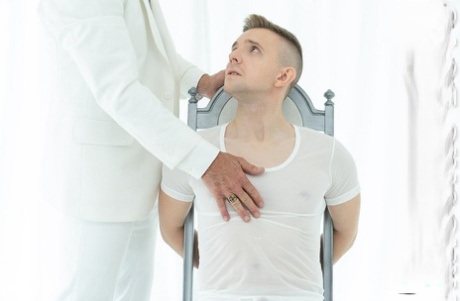 Der dünne Twink Apprentice Shepard bekommt seinen Schwanz von Kinky Grandmaster Figata gewichst