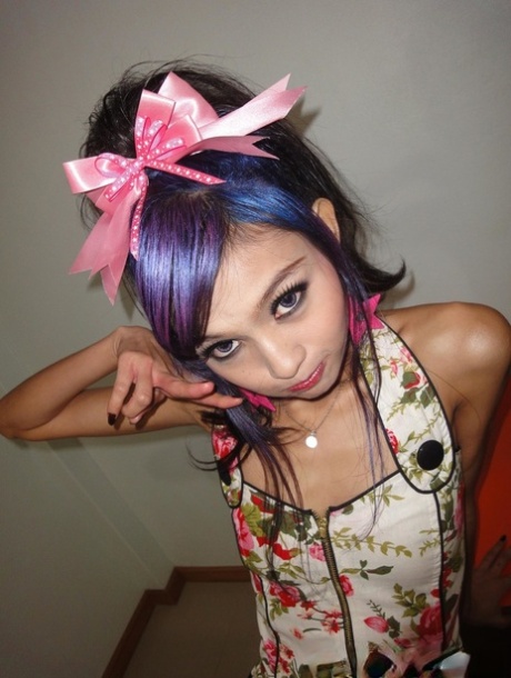 身材苗条的泰国美女 Eaw 展露火辣身材，并被一位父亲 
