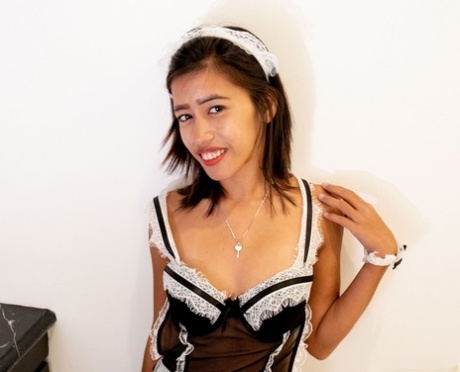 身材娇小的亚裔女仆丹妮卡穿着制服摆姿势，露出巨乳