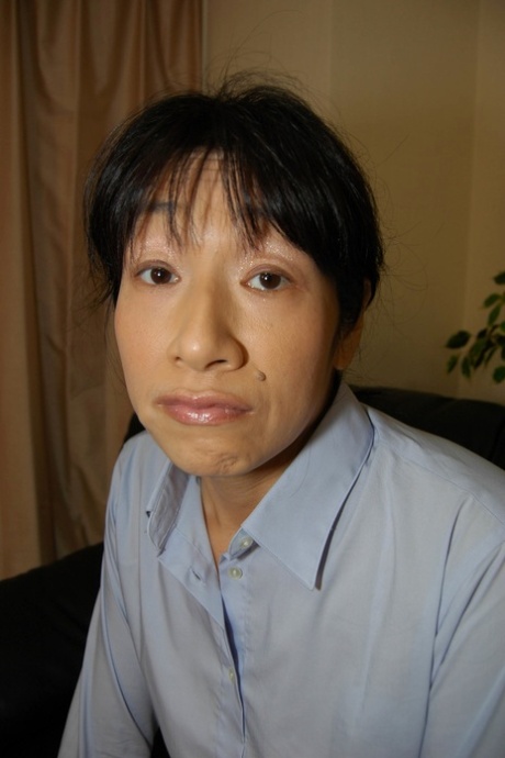 毛深い日本人のおばあちゃん、金子千恵が裸になってジューシーなマンコを揉みしだく
