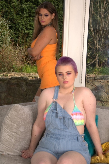 La joven de pelo corto Grace Fatale y su madrastra Tawney Lane juegan entre ellas