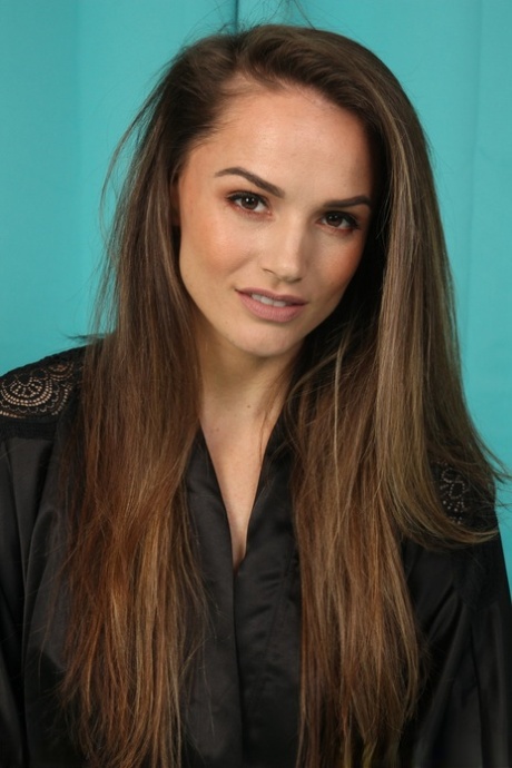 Długowłosa laska Tori Black rozbiera się i odsłania swoją przystrzyżoną mufkę i duży tyłek