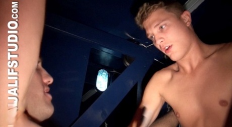Les amateurs gays Kameron Frost et Kevin Sportswear jouent avec l'anus de l'autre