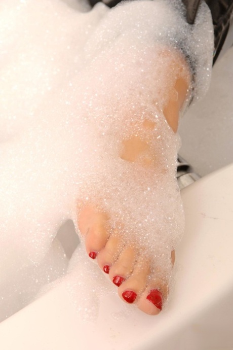 Vollbusige MILF Dominno zeigt Ihre großen Titten und masturbiert im Badezimmer