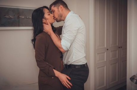 Mailyne disfruta del sexo duro con un actor porno mientras su marido mira