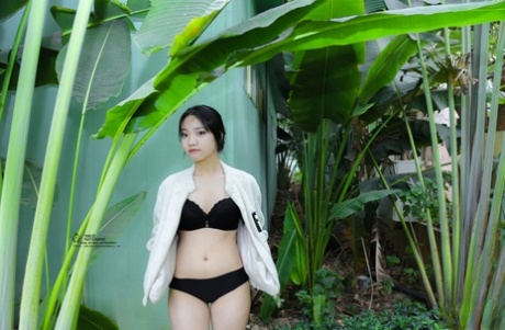 La modella vietnamita Jessica Nguye posa in pubblico con il suo abbigliamento sexy