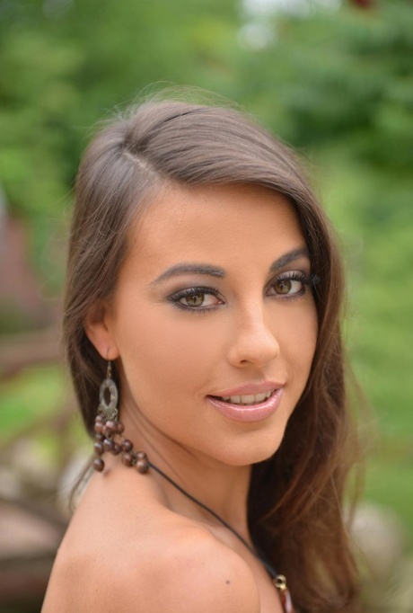 Morena latina Lorena revela sus tetas y dedos y juega con su coño al aire libre