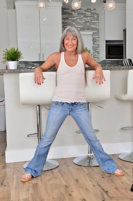 Leilani Lei, mature de 55 ans, montre ses petits seins et étire son trou d