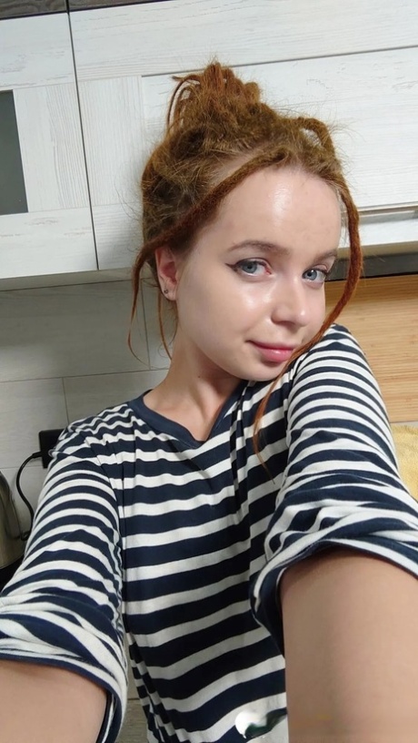 Une amatrice rousse et joueuse expose ses petits seins dans sa compilation de selfies