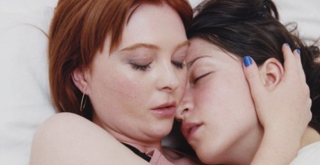 Lesbiske babes Maisy Taylor & Em utveksler sensuelle kyss i en erotisk scene
