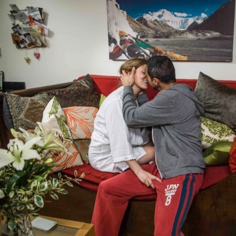 Hübsche Amateurmodelle küssen sich und posieren bei einem Fotoshooting