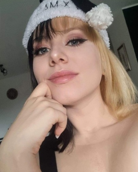 Inktloze amateur babe Kirajameson plaagt met haar decolleté in een solo