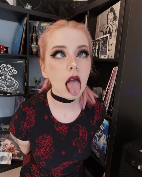 Sexy amatérská kočka Kirajameson pózuje ve své výstřední sólové kompilaci