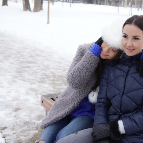 Krásná brunetka ukazuje svá krásná prsa v horké kompilaci lesbických párů