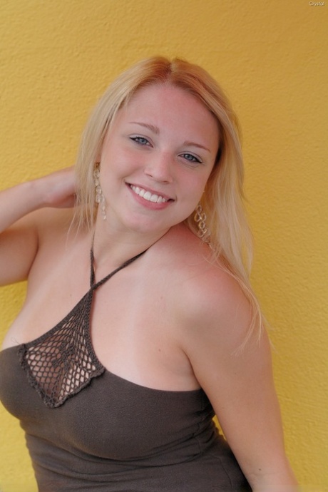 Mollige amateur babe Crystal toont haar boezem en masturbeert met groenten