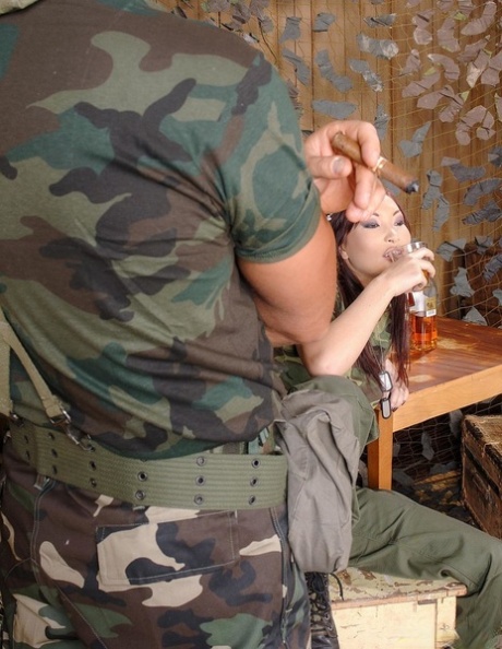 Den sexede asiatiske soldat Aisha San bliver klædt af og slået af en anden soldat