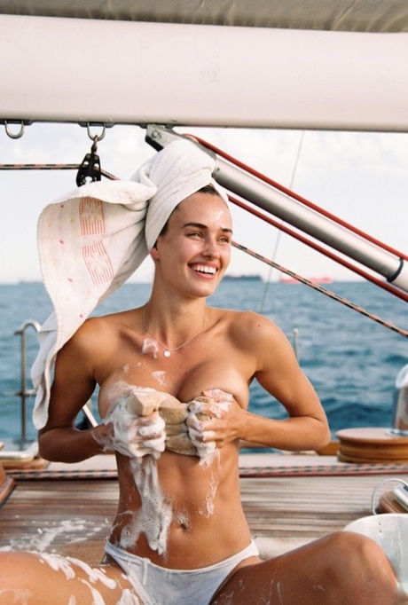 La amateur Johanne Landbo se lava las tetas en un barco