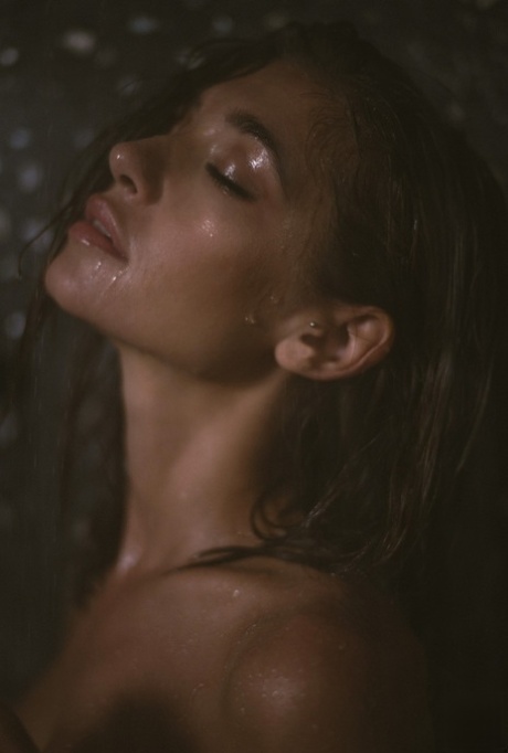 Glamorous babe Raluca Cojocaru shows her flawless petite body while naked