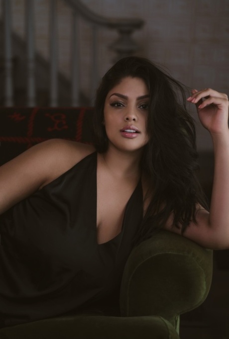 Sexy kočka Jocelyn Corona ukazuje svůj neuvěřitelný pár prsou a kořisti