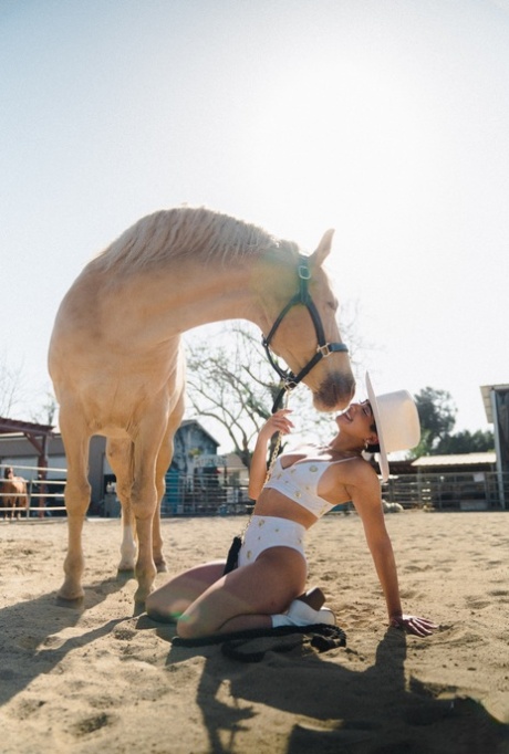 Den lille tenåringen Mia Valentine viser frem puppene og de fantastiske kurvene sine på en ranch