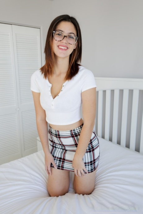 Nerdy babe in bril Ellie Nova exposes haar natuurlijke grote tieten en hete kont