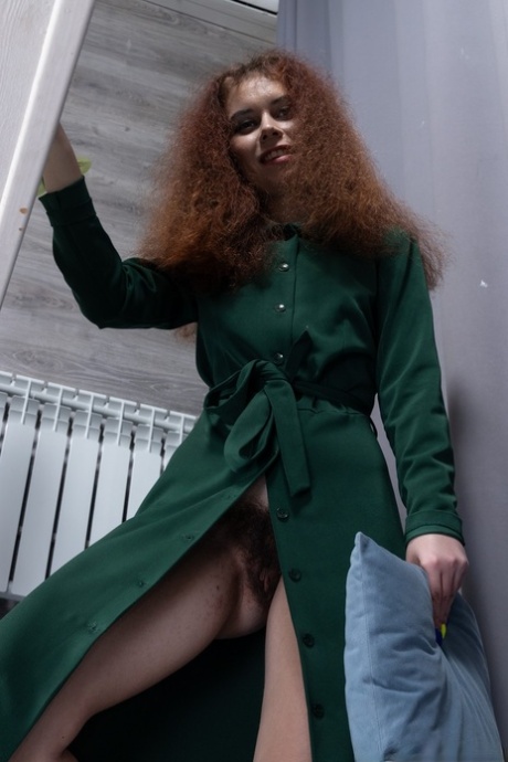 性感的黑发美女 Lira Light 脱掉衣服，玩弄自己长长的阴毛