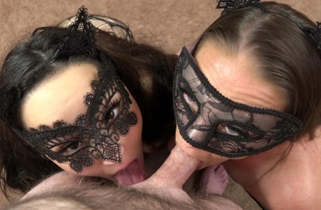 Maskovaný brunetka amatéři Indigo tance a Shae Kink dává double blowjob