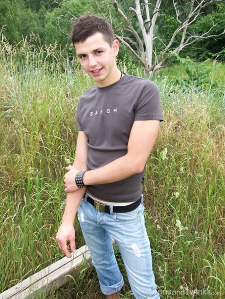 Magere twink kleedt zich helemaal uit & speelt buiten met zijn lul
