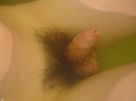 Flaco twink duchas en una bañera y se burla con su polla y culo en un solo