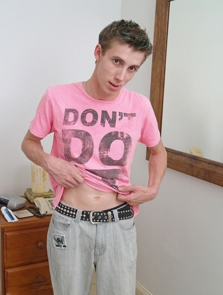 Un jeune homme chaud montre son trou d