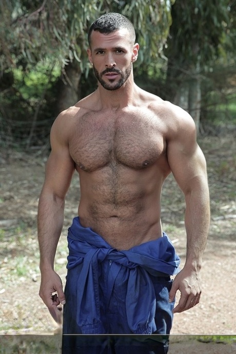 Horny bear Denis Vega bangs hairy Spanish gay Mateo Stanford on the field