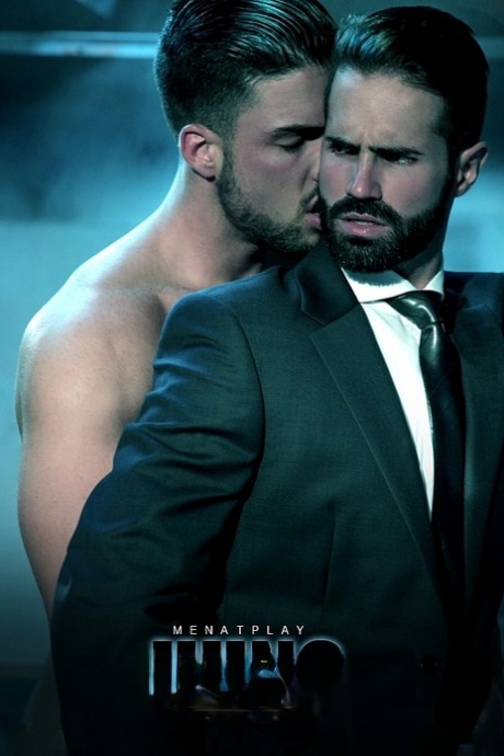 Den homoseksuelle bodybuilder Ronnie Bonanova nyder doggystyle-analsex med en lækker bagdel