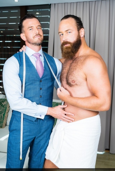 Muži Ve Hře Franky Fox, Logan Moore