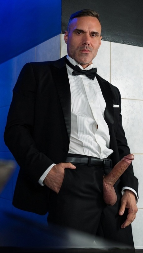 Il sexy gay Manuel Skye seduce e scopa il fondo Olivier Robert in bagno
