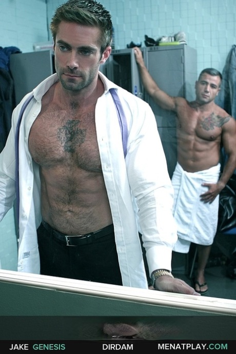 I muscolosi uomini gay David Dirdam e Jake Genesis fanno sesso orale e anale