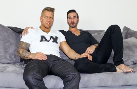 Muskuløse homofile menn som Mam Steel og Alexy Tyler suger hverandres store pikk før sex