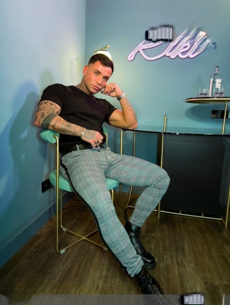 Den muskuløse fyren Luke West stripper naken og runker sin helt erigerte store pikk