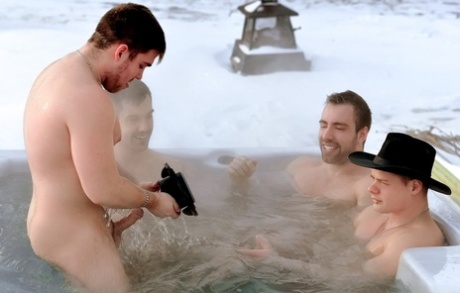 Sexy kanadský fešák Liam Haris a jeho tři kamarádi po horké vířivce