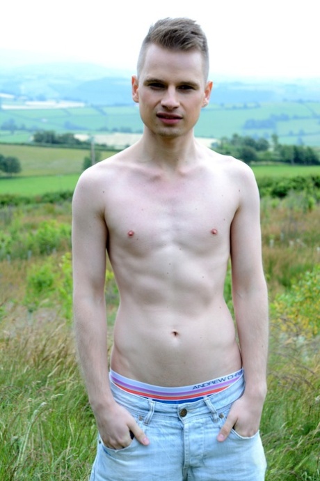 El gay colgado Josh Milk disfruta del sexo anal duro con el jovencito caliente Kamyk Walker
