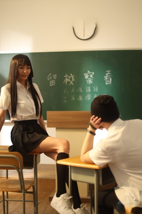 亚洲女学生 Li Zhiyan 在课堂上 "献身 "后被狠狠 "肏 "了一回