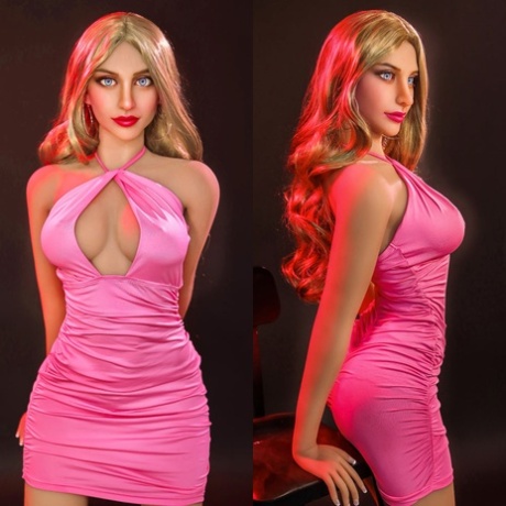 La poupée sexuelle mature aux yeux bleus Bruna se déshabille de sa robe rose et pose nue