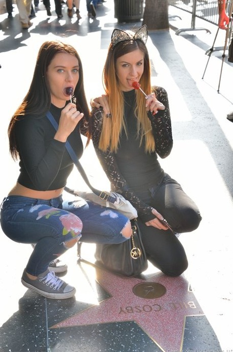 Cuties Lana Rhoades en Stella Cox strippen, poseren en masturberen met een dildo