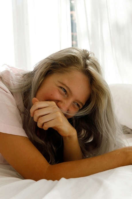 Amatérská kráska Maddie Crump zvedne košili a ukazuje její velký zadek