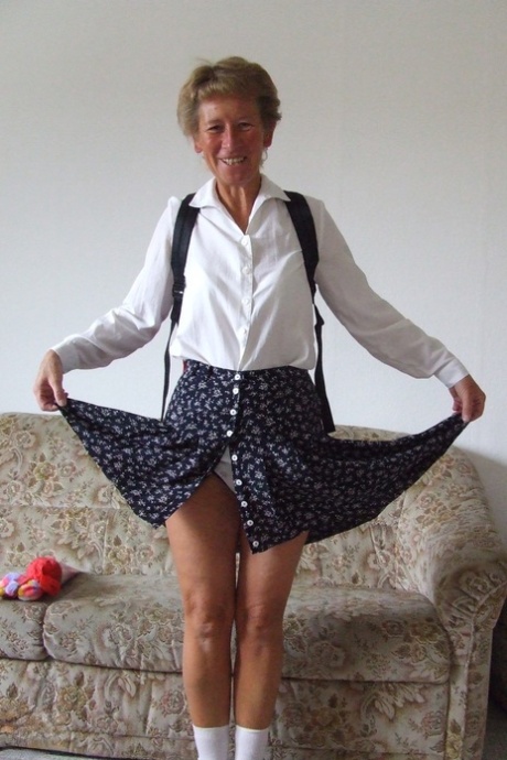 Stygga mormor Christina kissar i en hink efter att ha lekt med sin dildo