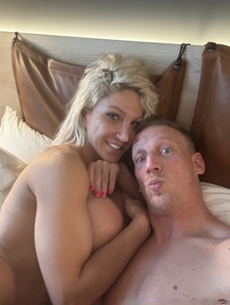Nina Cox, une Européenne aux gros seins, montre ses gros seins et sa chatte rasée
