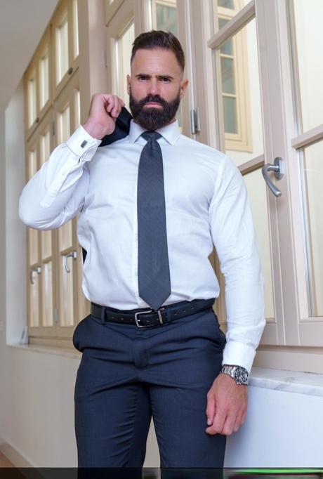 El padre gay Dani Robles tiene sexo anal salvaje con un jovencito caliente después de rimming él