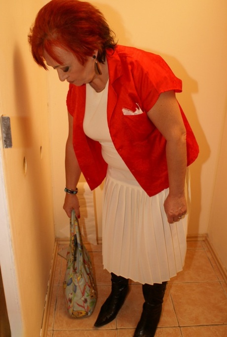 Paffuto nonna Isabelle cavalca un BBC in un gloryhole servizi igienici e prende un viso